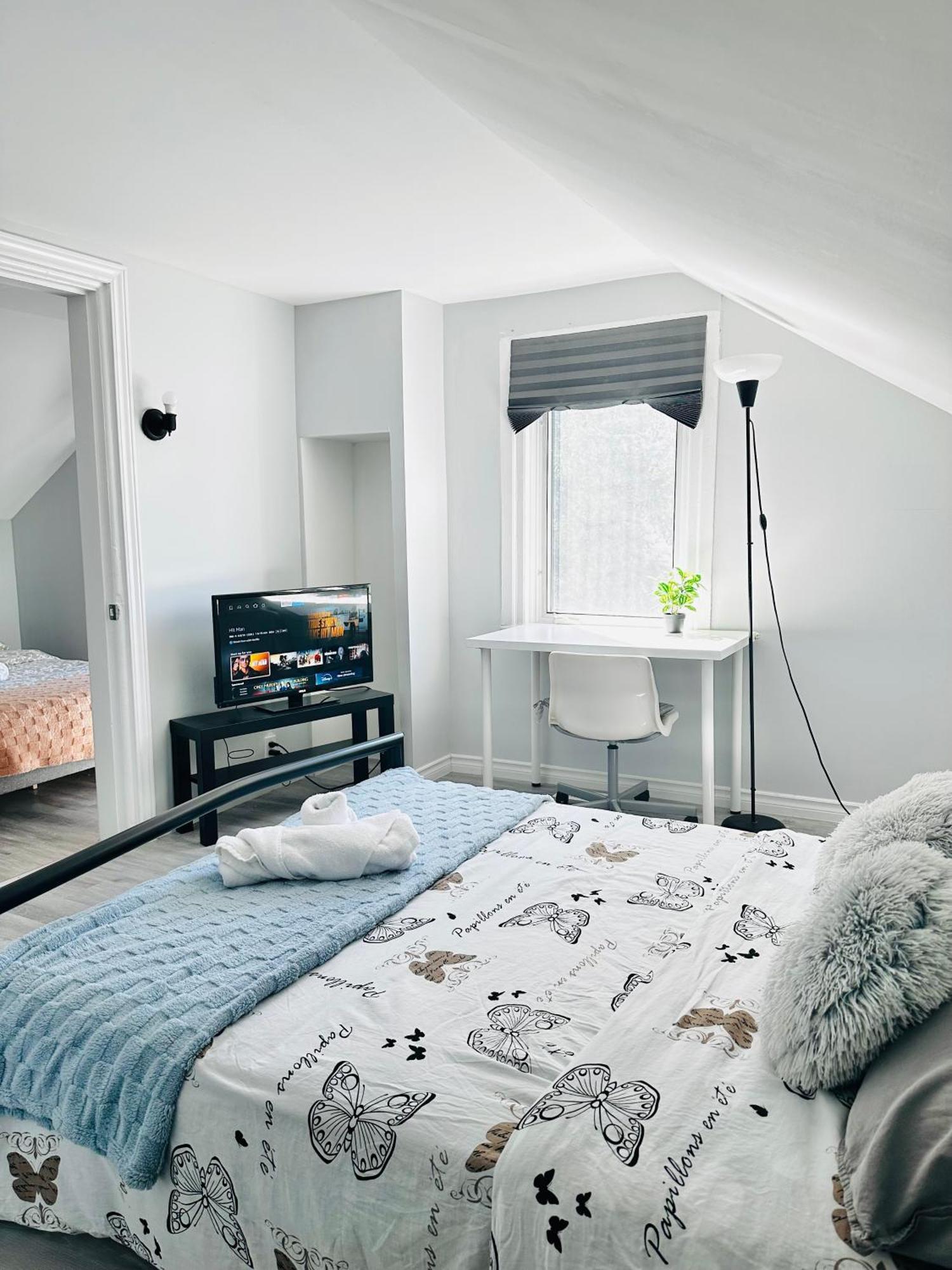 Cozy 2Br House Near Centre With Patio, Bbq, Backyard, And Netflix Apartment Питърбъро Екстериор снимка