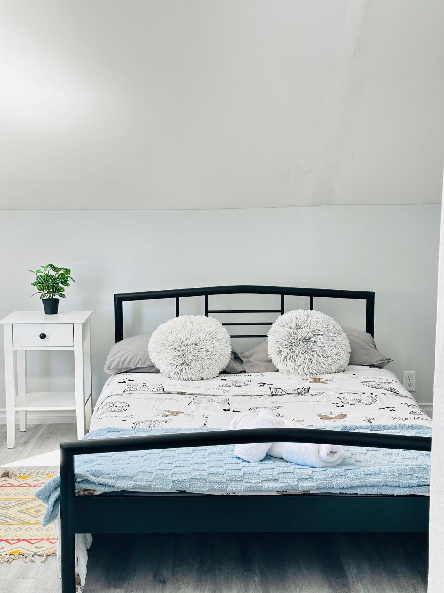 Cozy 2Br House Near Centre With Patio, Bbq, Backyard, And Netflix Apartment Питърбъро Екстериор снимка