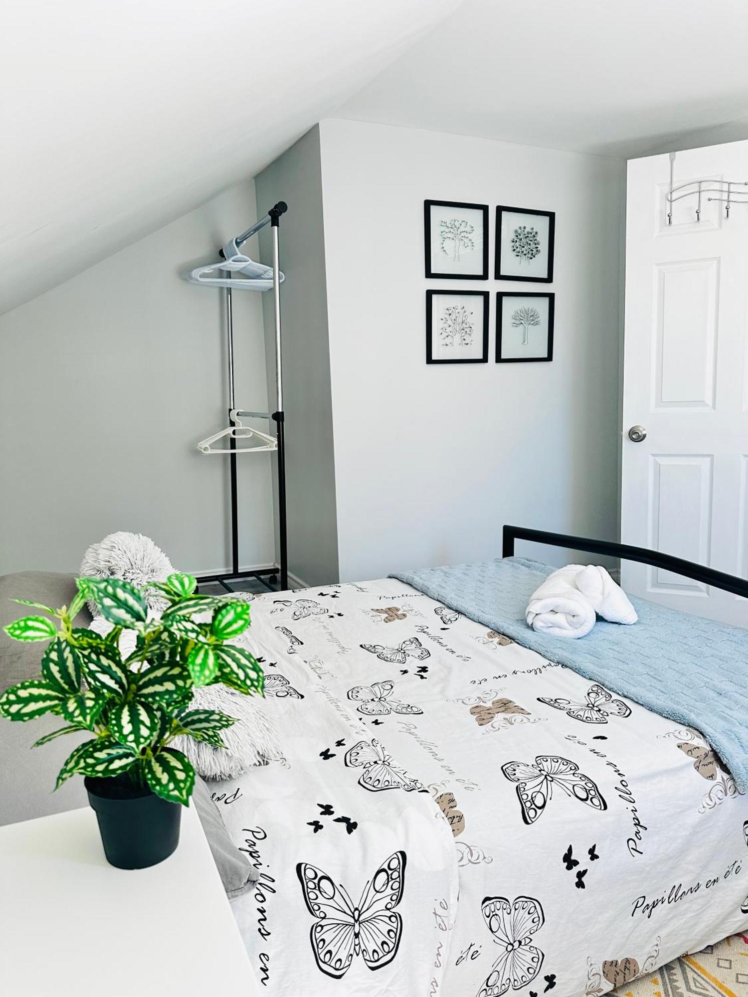 Cozy 2Br House Near Centre With Patio, Bbq, Backyard, And Netflix Apartment Питърбъро Екстериор снимка
